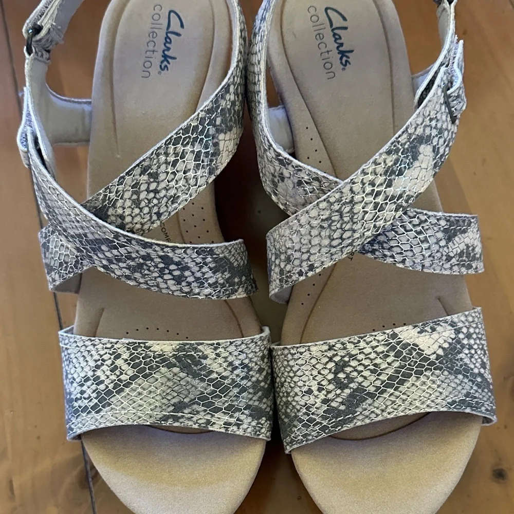 Clarks Women's Rose Way Wedge Sandal Beige Metallic size 11 NWT - Picture 4 of 4